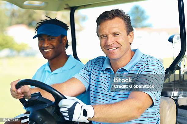 なゴルフプレーヤーのコースのゴルフ練習場 - 20-24歳のストックフォトや画像を多数ご用意 - 20-24歳, 2人, 40-44歳