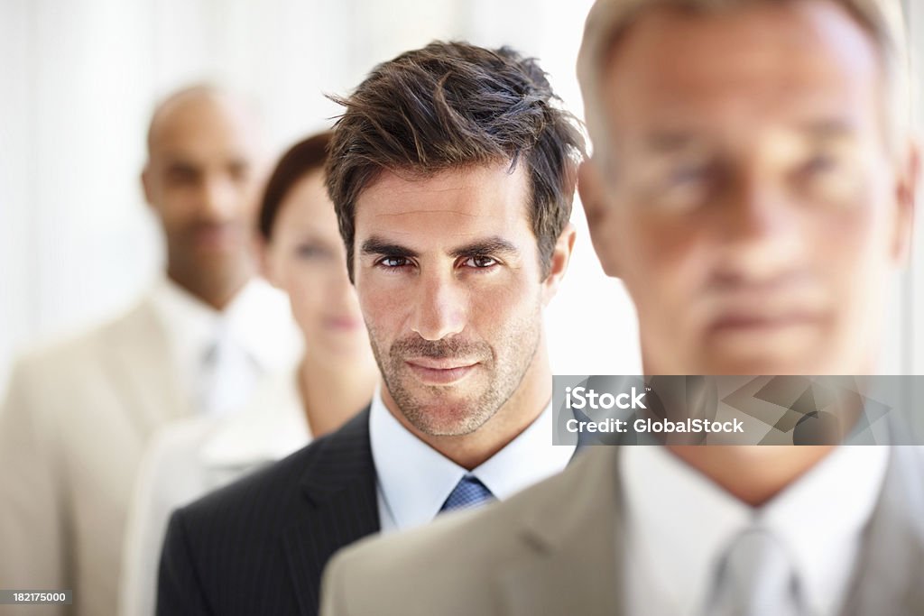 Empresário em pé com os seus colegas de trabalho - Foto de stock de 20-24 Anos royalty-free