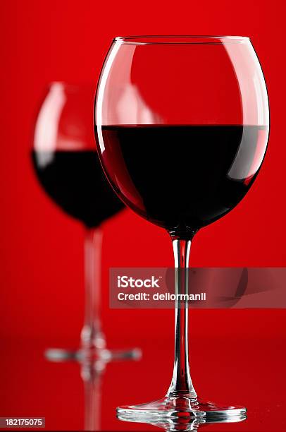 Photo libre de droit de Vin Rouge banque d'images et plus d'images libres de droit de Fond rouge - Fond rouge, Verre à vin, Verre