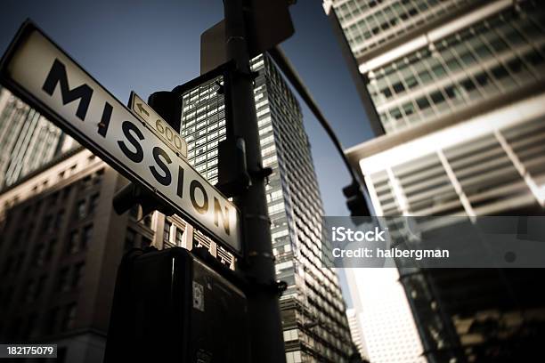 Misión Street Señal San Francisco Foto de stock y más banco de imágenes de Mission St. - Mission St., Señal - Mensaje, Arquitectura