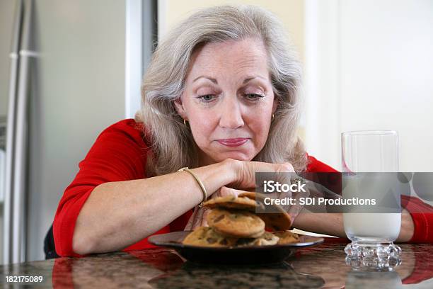 Starszy Dorosły Kobieta Życzyć Ona Może Jeść Ciasteczka I Mleko - zdjęcia stockowe i więcej obrazów Dojrzałe kobiety