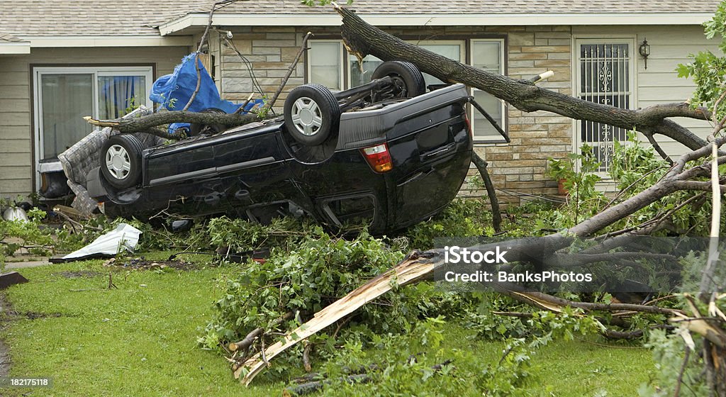 Tornado die umgeklappte Van - Lizenzfrei Tornado Stock-Foto