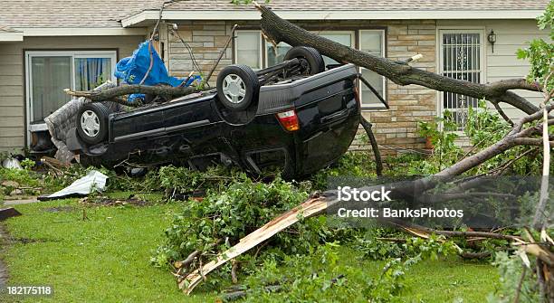 Tornado Die Umgeklappte Van Stockfoto und mehr Bilder von Tornado - Tornado, Auto, Beschädigt