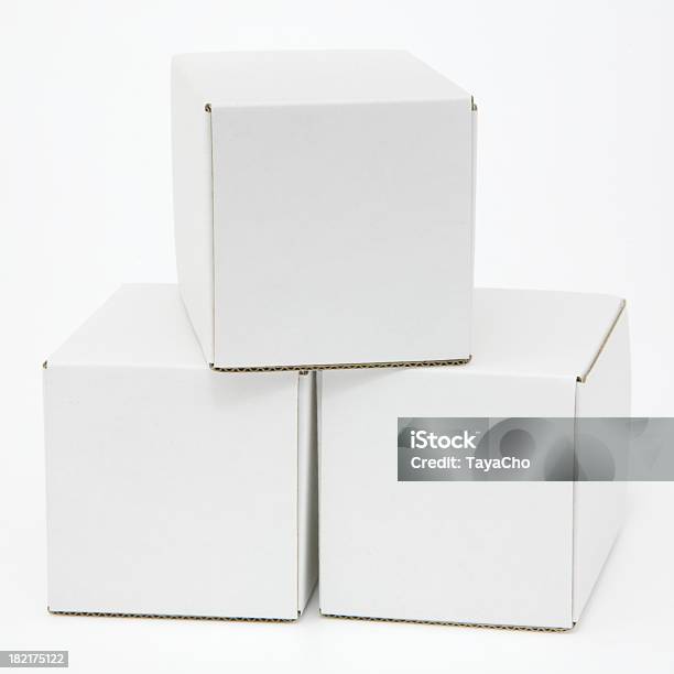 Photo libre de droit de Trois Vide Blanc Cartons Isolé banque d'images et plus d'images libres de droit de Blanc - Blanc, Boîte, En carton