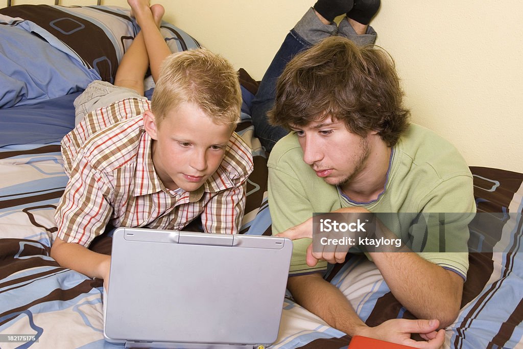 Hermanos usando computadora portátil - Foto de stock de 10-11 años libre de derechos