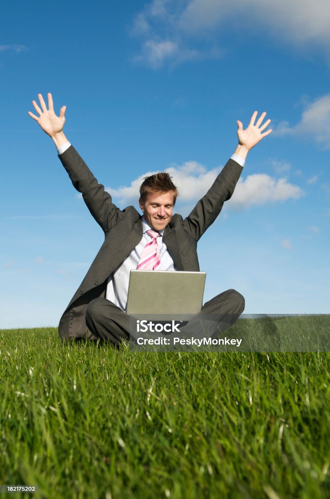 Gute Nachrichten Geschäftsmann, sitzen in der Wiese und Feiern mit Laptop - Lizenzfrei Anzug Stock-Foto