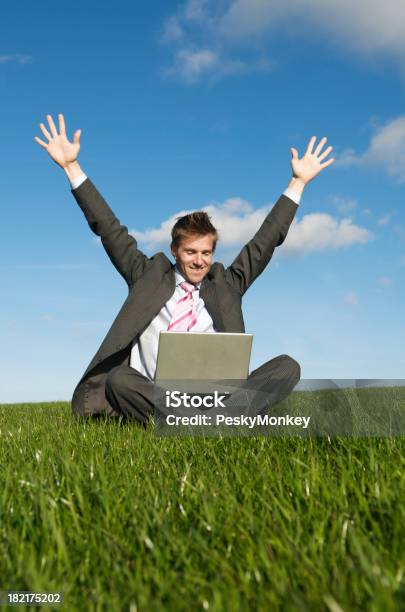 Gute Nachrichten Geschäftsmann Sitzen In Der Wiese Und Feiern Mit Laptop Stockfoto und mehr Bilder von Anzug