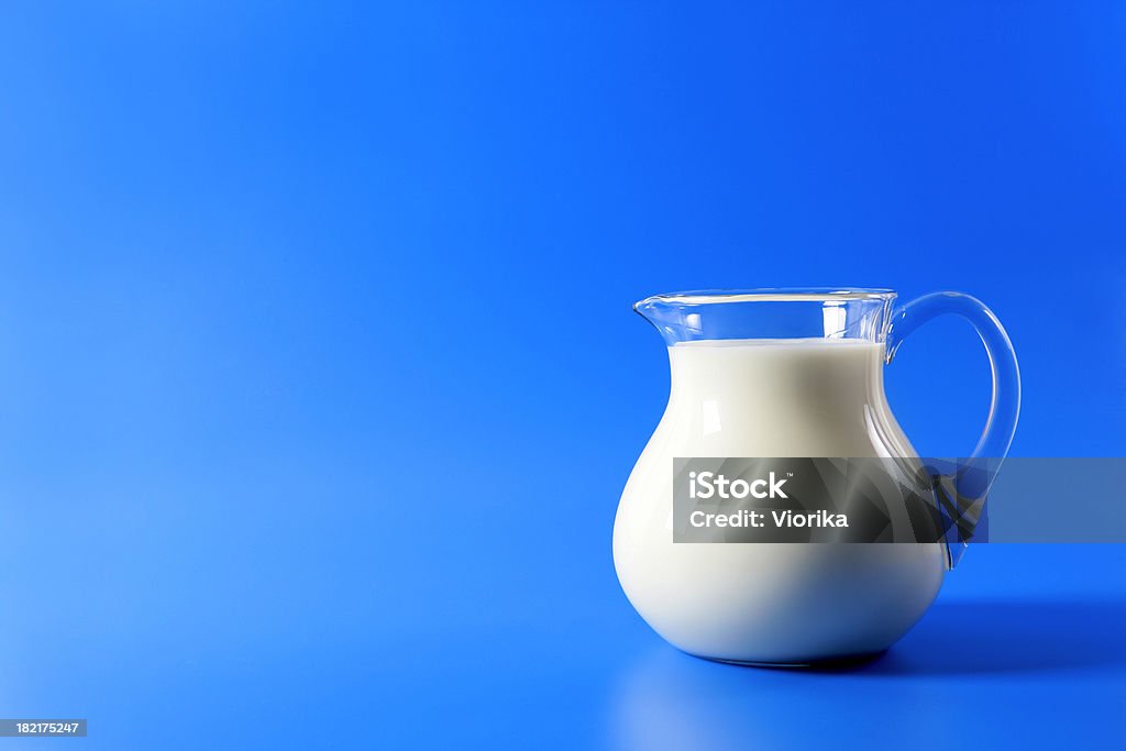 Krug mit Milch auf Blau - Lizenzfrei Milchkrug Stock-Foto