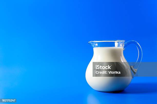 Krug Mit Milch Auf Blau Stockfoto und mehr Bilder von Milchkrug - Milchkrug, Trinkglas, Milch