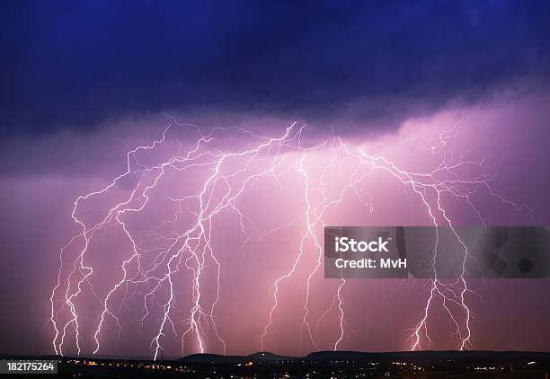 Fulmini Temporale - Fotografie stock e altre immagini di Elettricità - Elettricità, Tempesta, Viola - Colore