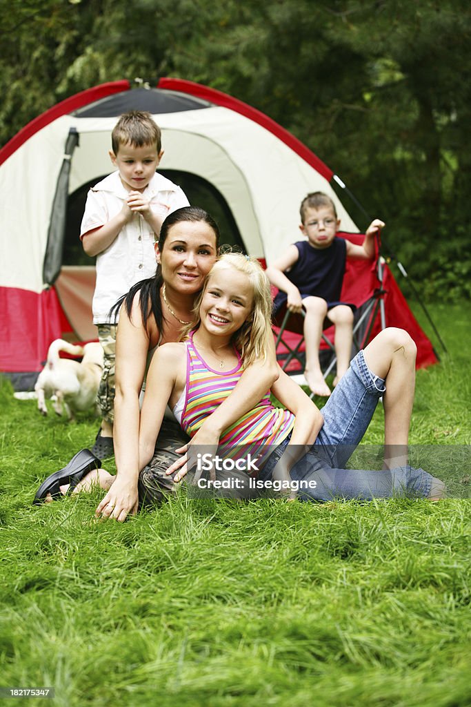 Mère au site de camping en famille - Photo de 10-11 ans libre de droits