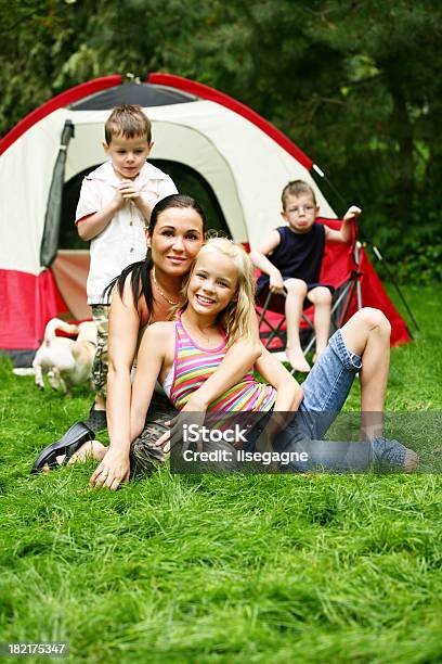 Photo libre de droit de Mère Au Site De Camping En Famille banque d'images et plus d'images libres de droit de 10-11 ans - 10-11 ans, 30-34 ans, 4-5 ans