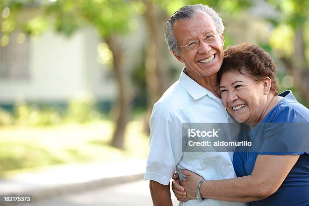 Allegro Anziani - Fotografie stock e altre immagini di Etnia latino-americana - Etnia latino-americana, Terza età, Coppia anziana