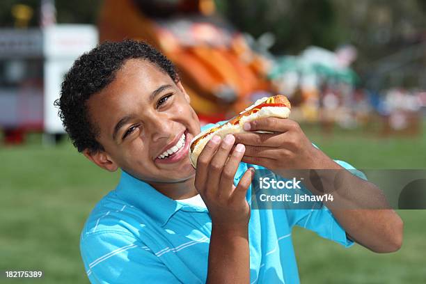 Photo libre de droit de Jeune Garçon Manger Un Hot Dog banque d'images et plus d'images libres de droit de Enfant - Enfant, Hot dog, Manger