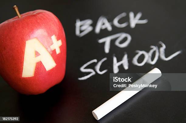 Volver A La Escuela De Tiza Con El Mensaje De Manzana Foto de stock y más banco de imágenes de Alumno predilecto