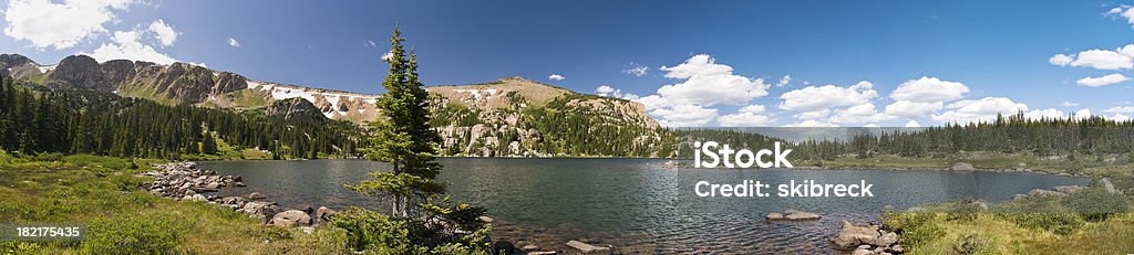 パノラマに広がる湖、高くそびえる山には、コロラドのロッキー山脈の風景 - コロラド州のロイヤリティフリーストックフォト