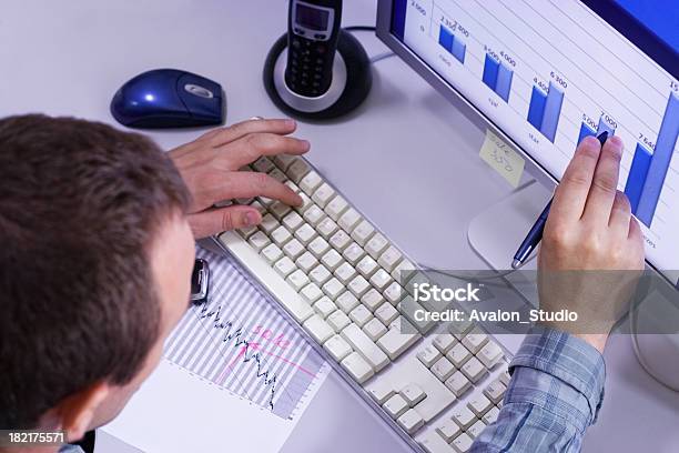 Foto de Trabalho De Negócios e mais fotos de stock de Economista - Economista, Bolsa de valores e ações, Concentração