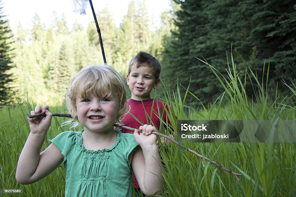 Bambini in un campo - Foto stock royalty-free di 6-7 anni