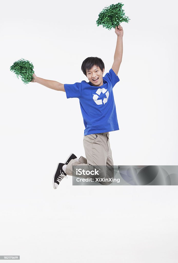Junger Mann mit recycling-t-shirt und Bommeln jubeln, Studioaufnahme - Lizenzfrei Arme hoch Stock-Foto
