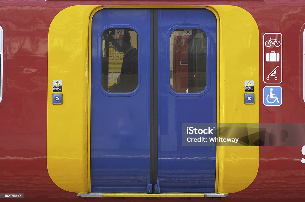 Accesso tramite colori vivaci porte su un treno di superficie - Foto stock royalty-free di Treno