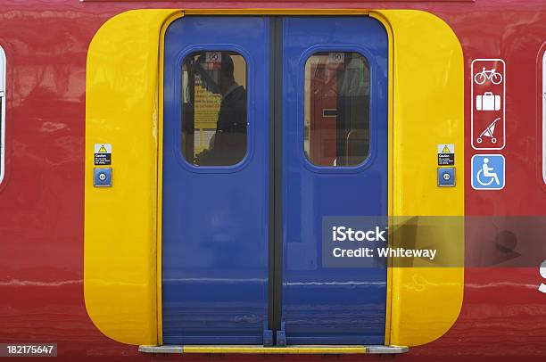 Accesso Tramite Colori Vivaci Porte Su Un Treno Di Superficie - Fotografie stock e altre immagini di Treno