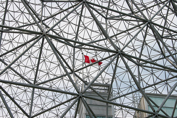 geodätische kuppel struktur und kanadische flagge - dome montreal geodesic dome built structure stock-fotos und bilder