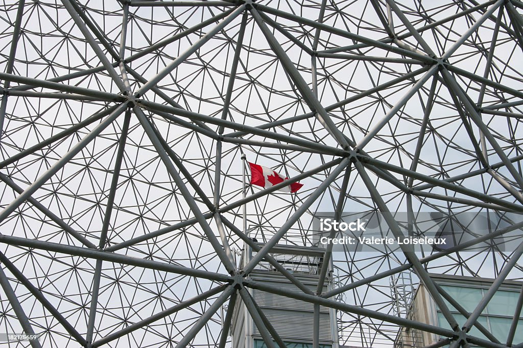 Геодезический купол структуру и Канадский флаг - Стоковые фото Сталь роялти-фри