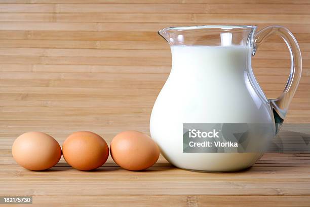 Jarra De Leche Y Huevos Foto de stock y más banco de imágenes de Huevo - Comida básica - Huevo - Comida básica, Huevo - Etapa de animal, Leche