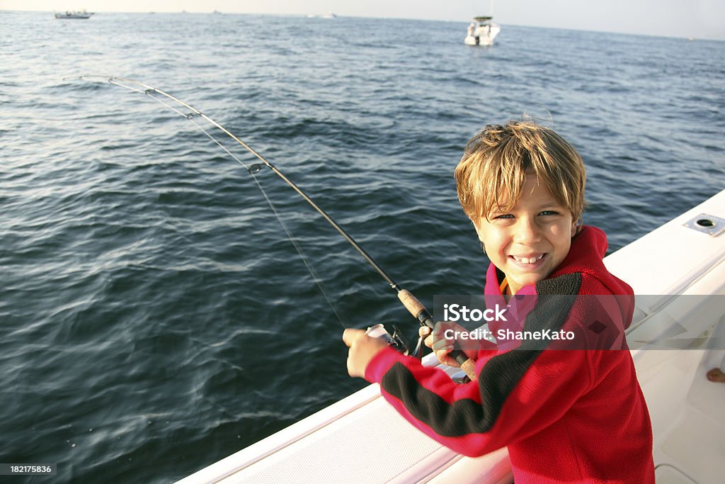 Pesca de rapaz engraçado, em barco - Royalty-free Pesca Foto de stock