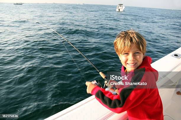 Pesca De Rapaz Engraçado Em Barco - Fotografias de stock e mais imagens de Pesca - Pesca, Criança, Mar