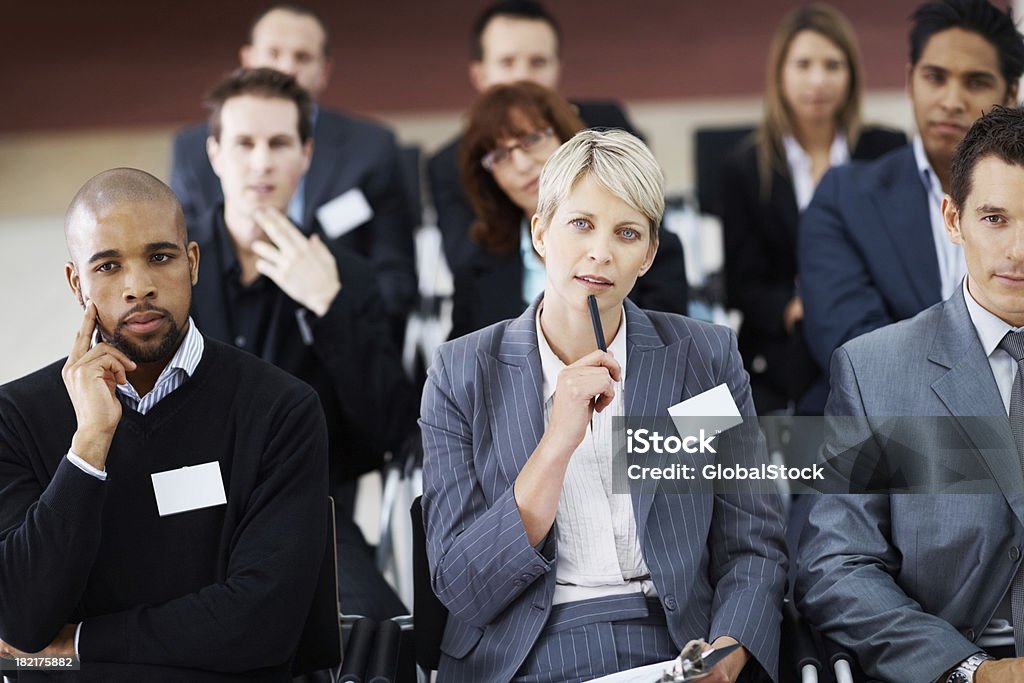 Группа бизнес-коллег, сидящая внимательно на семинаре - Стоковые фото Бизнес роялти-фри