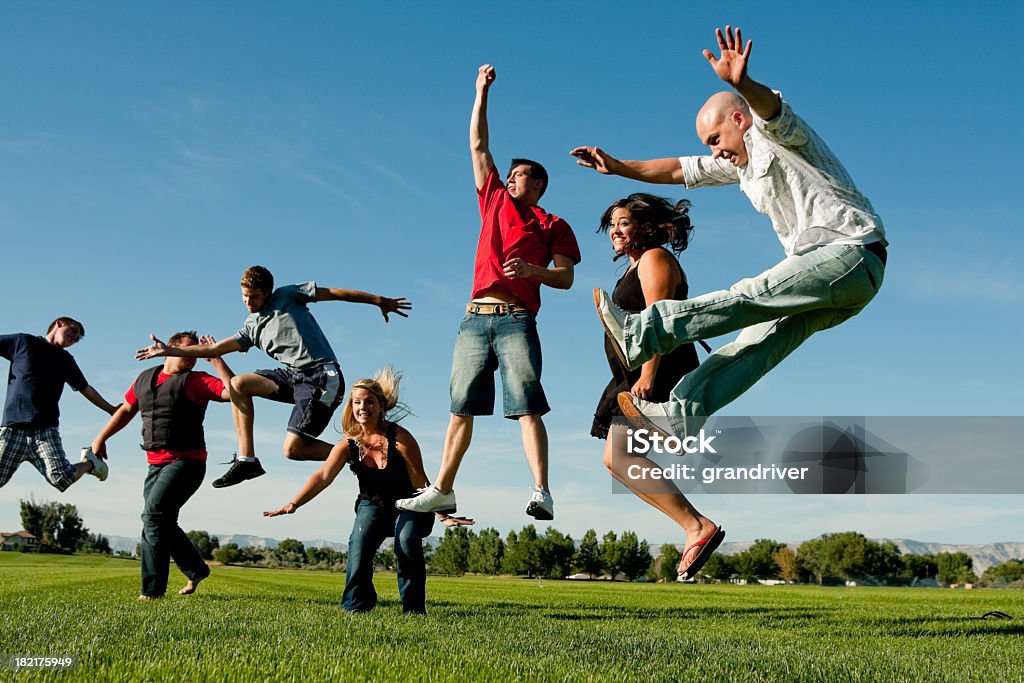 Sete adolescentes Jumping - Foto de stock de Adolescente royalty-free