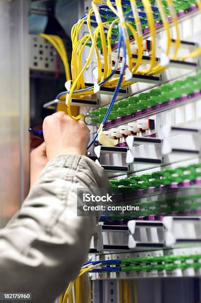 Rede De Remendos - Fotografias de stock e mais imagens de Fibra Ótica - Fibra Ótica, Cabo Curto, Administrador