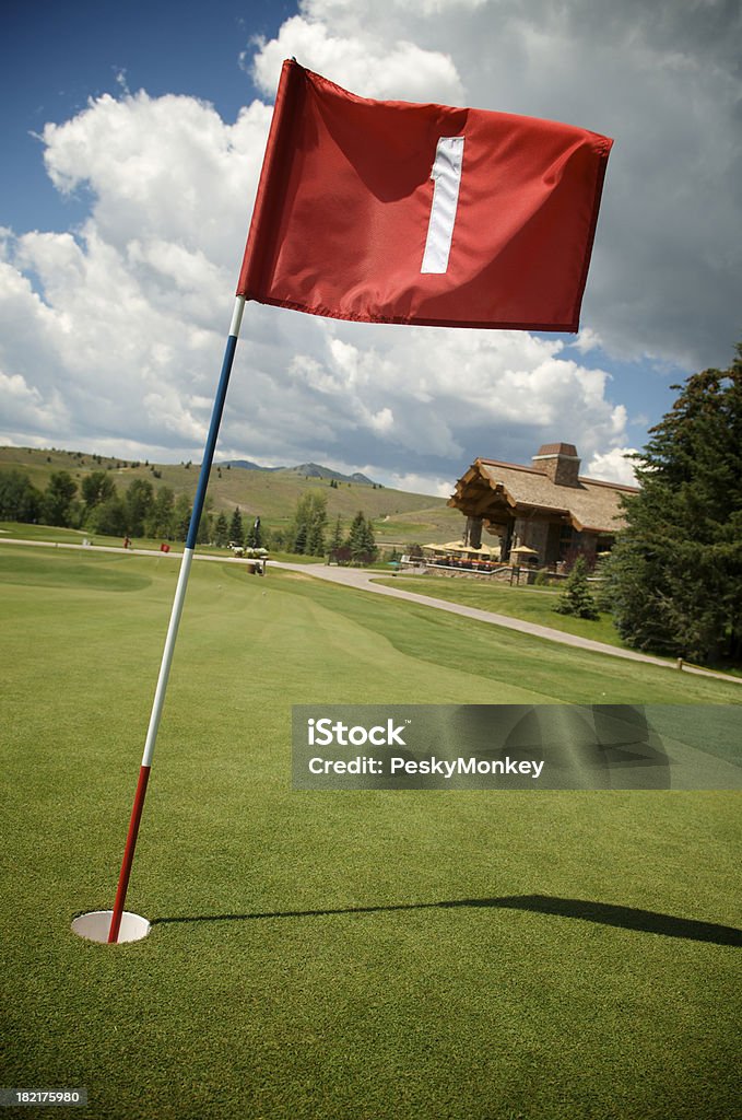 Rote Flagge ersten Loch Green-Golf Course - Lizenzfrei Golf Stock-Foto