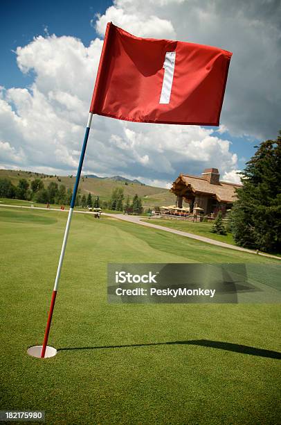 Rote Flagge Ersten Loch Greengolf Course Stockfoto und mehr Bilder von Golf - Golf, Golfflagge, Golfplatz-Green