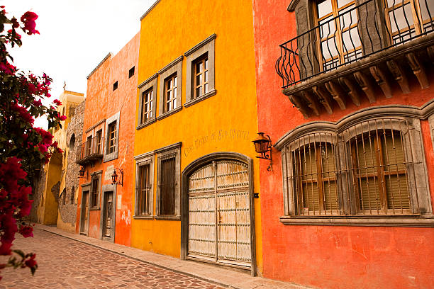 san miguel de allende, messico - mexico san miguel de allende wall road foto e immagini stock