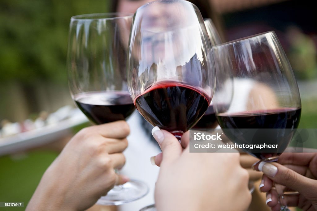 Brindisi di vino - Foto stock royalty-free di Accanto