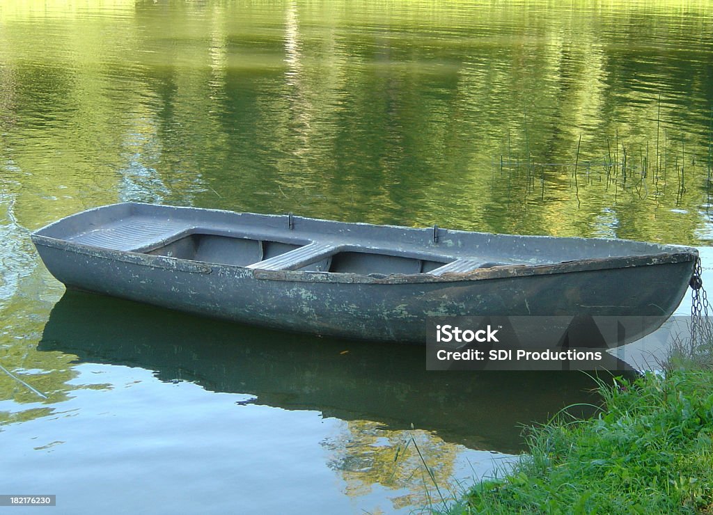 Petit bateau flotter sur un étang - Photo de Bateau de plaisance libre de droits