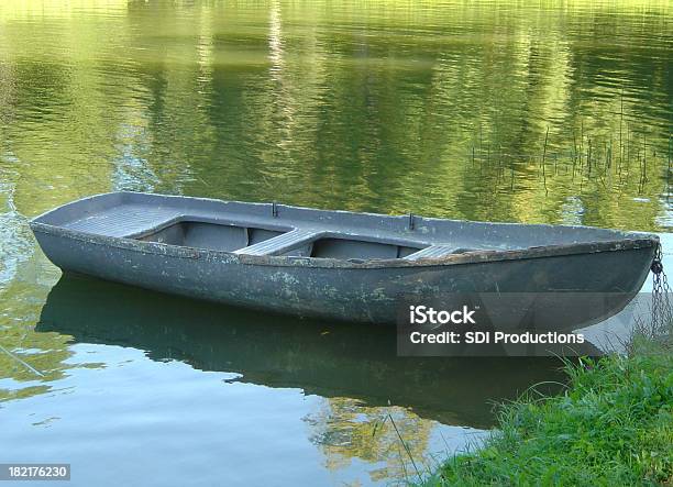 Pequeno Barco Em Um Lago Flutuante - Fotografias de stock e mais imagens de Amarrado - Amarrado, Antigo, Ao Ar Livre