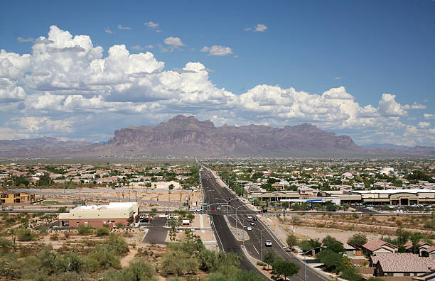 estrada de lost dutchman na mesa, arizona - sahuaro imagens e fotografias de stock