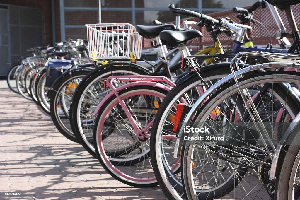 Fahrräder auf dem Parkplatz in der Nähe der mall - Lizenzfrei Fahrradstation Stock-Foto