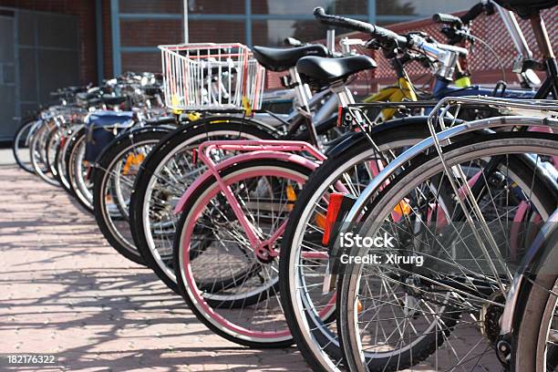 Fahrräder Auf Dem Parkplatz In Der Nähe Der Mall Stockfoto und mehr Bilder von Fahrradstation - Fahrradstation, Einige Gegenstände - Mittelgroße Ansammlung, Energiekrise