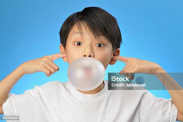 Photo libre de droit de Garçon Qui Sélève De Chewinggums banque d'images et plus d'images libres de droit de Chewing-gum - Chewing-gum, Enfant, Ballon de baudruche