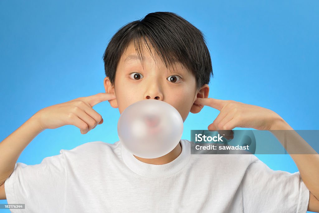 Chłopiec, którzy swells gumy balonowej - Zbiór zdjęć royalty-free (Guma balonowa)