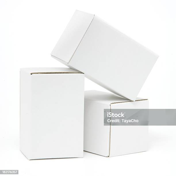 Isolado Três Alto Branco Caixas - Fotografias de stock e mais imagens de Caixa - Caixa, Branco, Pilha - Arranjo