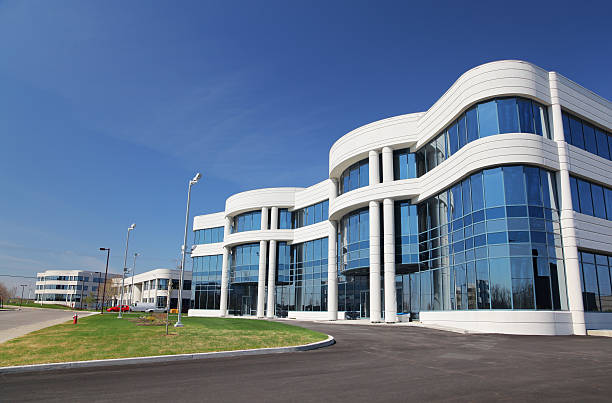 negocios moderno en una zona industrial - office park office building medical building industrial building fotografías e imágenes de stock