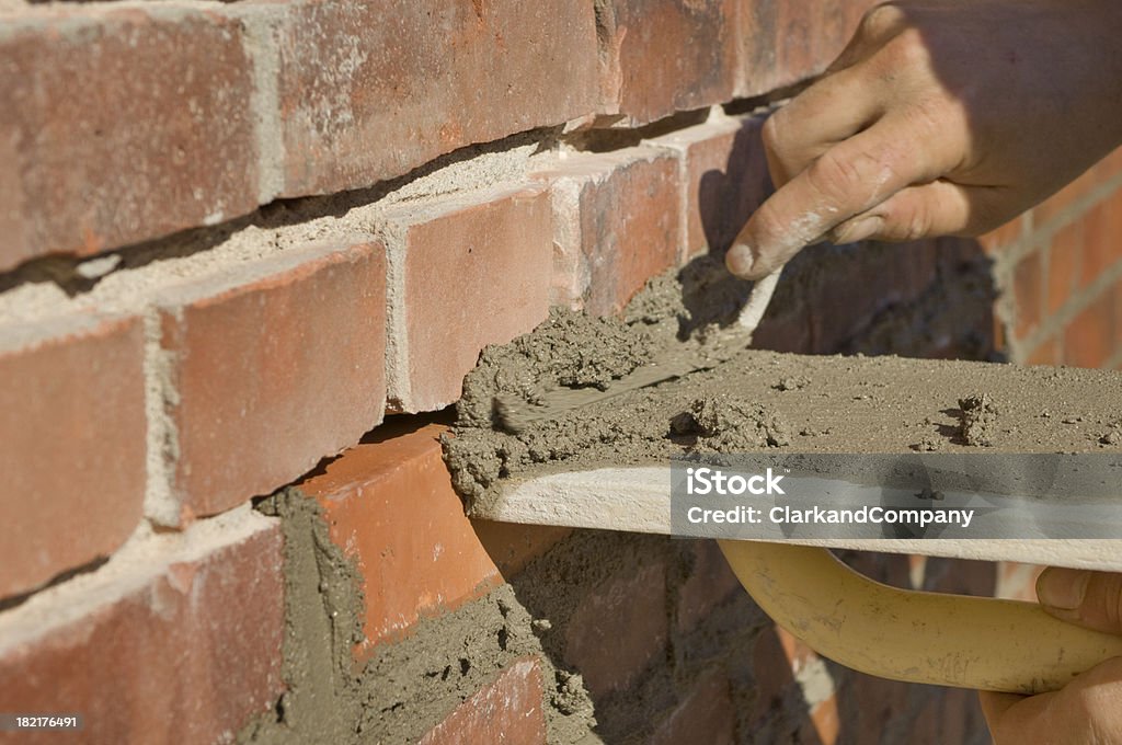 Pracownik budowlany Repointing stare cegły z cementu nowe - Zbiór zdjęć royalty-free (Mur z cegły)