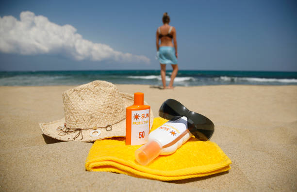 protezione solare sulla spiaggia - sun protection foto e immagini stock