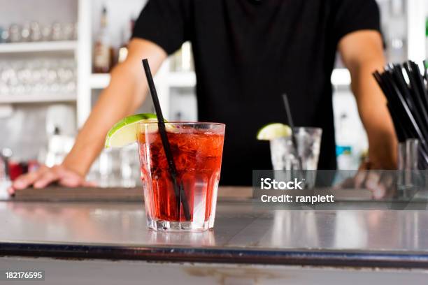 Barman - Fotografie stock e altre immagini di Adulto - Adulto, Alchol, Ambientazione interna