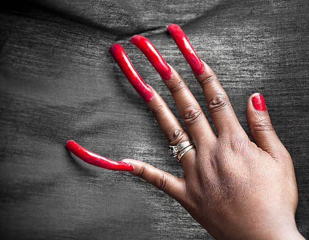 Mujeres ha largo de los dedos de las uñas - foto de stock